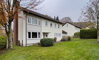 Die freistehenden beiden, nahezu identischen Einfamilienhäuser wurden in massiver zweigeschossiger Bauweise mit Vollunterkellerung und ausgebautem Dachgeschoss 1956 errichtet. - Andreas Zobe Die freistehenden beiden, nahezu identischen Einfamilienhäuser wurden in massiver zweigeschossiger Bauweise mit Vollunterkellerung und ausgebautem Dachgeschoss 1956 errichtet. - Andreas Zobe