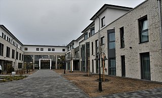 Die neue Seniorenresidenz Hövelhof liegt an der Bielefelder Straße. Betreiber ist die Firma Qualivita. - Raphael Athens Die neue Seniorenresidenz Hövelhof liegt an der Bielefelder Straße. Betreiber ist die Firma Qualivita. - Raphael Athens