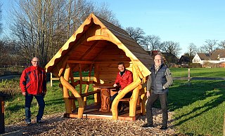 Als das Wetter im November noch zum Verweilen einlud, hat die Dorfgemeinschaft Hunnebrock-Hüffen-Werfen die neue Hütte aufgestellt. Vorgestellt wurde sie von den Vorstandsmitgliedern Thomas Ebel (v.l.) , Ralf Ellersiek und Ralf Erdbrügger. - Katharina Eisele Als das Wetter im November noch zum Verweilen einlud, hat die Dorfgemeinschaft Hunnebrock-Hüffen-Werfen die neue Hütte aufgestellt. Vorgestellt wurde sie von den Vorstandsmitgliedern Thomas Ebel (v.l.) , Ralf Ellersiek und Ralf Erdbrügger. - Katharina Eisele