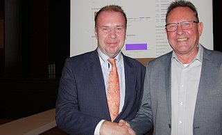 Der Herausforderer Claudius Bambeck (FWG, r.) gratuliert Ulrich Lange, der weitere fünf Jahre Bürgermeister der Stadt Bad Lippspringe bleiben wird. - Uwe Müller Der Herausforderer Claudius Bambeck (FWG, r.) gratuliert Ulrich Lange, der weitere fünf Jahre Bürgermeister der Stadt Bad Lippspringe bleiben wird. - Uwe Müller