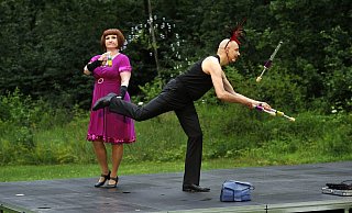 Feuervogel: Branka und Roger vom Duo Diagonal zogen bei der "Feuershow ohne Feuer" alle Register und brachten das Publikum zum Staunen und Lachen. - Sandra C. Siegemund Feuervogel: Branka und Roger vom Duo Diagonal zogen bei der "Feuershow ohne Feuer" alle Register und brachten das Publikum zum Staunen und Lachen. - Sandra C. Siegemund
