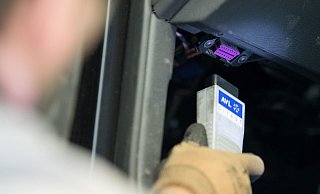 Diese Schnittstelle ist für den Diebstahl moderner Fahrzeuge wesentlich geworden. Mit Kfz-Diagnosegeräte können die Täter über die "on-board"-Diagnoseschnittstelle etwa die Wegfahrsperre umgehen. - picture alliance / dpa Diese Schnittstelle ist für den Diebstahl moderner Fahrzeuge wesentlich geworden. Mit Kfz-Diagnosegeräte können die Täter über die "on-board"-Diagnoseschnittstelle etwa die Wegfahrsperre umgehen. - picture alliance / dpa
