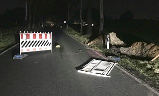 Unbekannte stellten die beiden Warnbaken quer auf der Straße, sodass ein 58-jähriger Autofahrer in der Dunkelheit mit einer der Absperrungen kollidierte. - Polizei Minden-Lübbecke Unbekannte stellten die beiden Warnbaken quer auf der Straße, sodass ein 58-jähriger Autofahrer in der Dunkelheit mit einer der Absperrungen kollidierte. - Polizei Minden-Lübbecke