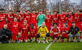 Theesens U17: Cedrych Baltruschat (hinten von links), Gereon Kordes, Miran Atalay, Paul Radtke, Levin Peker, Eren Uzunyayla, Linus Legge, Danylo Gvramenko, Jakob Knoop, Tim Hollensteiner, Louis Heck, Finn Jaranowsky. Linus Kämmerer (vorn von links), Miliou Prosenica, Alexander Heuer, Manfouet Nobou, Artem Patramai, Ajmal Razaqi, Faris Oruc und Ege Eren. - Nico_Seifert Theesens U17: Cedrych Baltruschat (hinten von links), Gereon Kordes, Miran Atalay, Paul Radtke, Levin Peker, Eren Uzunyayla, Linus Legge, Danylo Gvramenko, Jakob Knoop, Tim Hollensteiner, Louis Heck, Finn Jaranowsky. Linus Kämmerer (vorn von links), Miliou Prosenica, Alexander Heuer, Manfouet Nobou, Artem Patramai, Ajmal Razaqi, Faris Oruc und Ege Eren. - Nico_Seifert