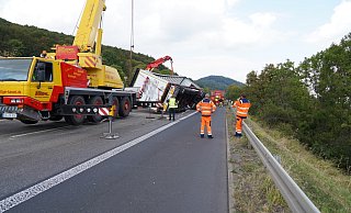 Umgekippt: Der Lkw blockierte stundenlang die Fahrbahn in Richtung Dortmund. - Hessennews tv Umgekippt: Der Lkw blockierte stundenlang die Fahrbahn in Richtung Dortmund. - Hessennews tv