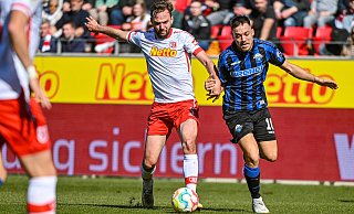 Benedikt Gimber vom SSV Jahn Regensburg (l) kämpft mit SCP-Akteur Julian Justvan um den Ball. - dpa Benedikt Gimber vom SSV Jahn Regensburg (l) kämpft mit SCP-Akteur Julian Justvan um den Ball. - dpa
