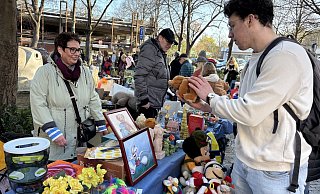 Ein Besucher begutachtet die Auswahl an Kuscheltieren am Stand von Kerstin und Lothar Bruse auf dem BÜZ-Flohmarkt in Minden. Besonders die Steiff-Originale sind gefragt. MT-Foto: - Zoé Zacharias Ein Besucher begutachtet die Auswahl an Kuscheltieren am Stand von Kerstin und Lothar Bruse auf dem BÜZ-Flohmarkt in Minden. Besonders die Steiff-Originale sind gefragt. MT-Foto: - Zoé Zacharias