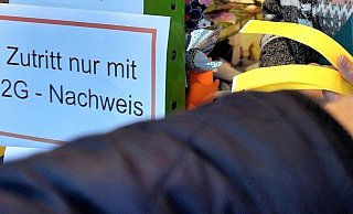 Seit dem dritten Advent ermöglichen tagesaktuelle Bändchen auch den 2G-Nachweis in den Geschäften in der City. - Michael Grundmeier Seit dem dritten Advent ermöglichen tagesaktuelle Bändchen auch den 2G-Nachweis in den Geschäften in der City. - Michael Grundmeier