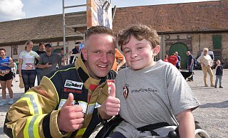 Mathias Schmidt, Initiator des Feuerwehrlaufes, und David Borgolte (14) aus Stahle, der die Strecke mit den Rollstuhl bewältigte. - Thomas Kube Mathias Schmidt, Initiator des Feuerwehrlaufes, und David Borgolte (14) aus Stahle, der die Strecke mit den Rollstuhl bewältigte. - Thomas Kube