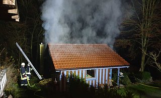 Ein überhitzes Kaminrohr verursachte nach Angaben der Polizei am Sonntag Nachmittag den Brand einer Gartenhütte in Calenberg. - Feuerwehr Warburg Ein überhitzes Kaminrohr verursachte nach Angaben der Polizei am Sonntag Nachmittag den Brand einer Gartenhütte in Calenberg. - Feuerwehr Warburg