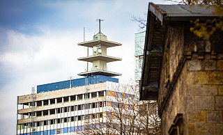 Hätten vor dem Ausbau der Fenster im 17. Stock des Telekom-Hochhaus bessere Sicherungen angebracht werden müssen? Die Experten für Arbeitsschutz bejahen diese Frage. - Mike-Dennis Müller / www.mdm.photo Hätten vor dem Ausbau der Fenster im 17. Stock des Telekom-Hochhaus bessere Sicherungen angebracht werden müssen? Die Experten für Arbeitsschutz bejahen diese Frage. - Mike-Dennis Müller / www.mdm.photo