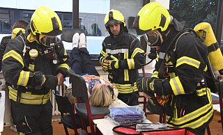 Großbrand: Mit mehr als 100 Einsatzkräften übt die Feuerwehr an einer Gesamtschule im Kreis Gütersloh den Ernstfall. - Gabriele Grund Großbrand: Mit mehr als 100 Einsatzkräften übt die Feuerwehr an einer Gesamtschule im Kreis Gütersloh den Ernstfall. - Gabriele Grund