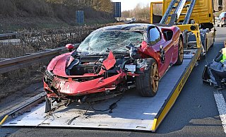 Der zerstörte Ferrari musste auf der A33 im Kreis Gütersloh aufwendig geborgen werden. - Andreas Eickhoff Der zerstörte Ferrari musste auf der A33 im Kreis Gütersloh aufwendig geborgen werden. - Andreas Eickhoff