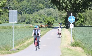 Ab hier sind nur noch Radler, Inliner oder Fußgänger erlaubt. Trotzdem nutzen fast täglich Pkw und Lkw den Weserradweg, um die Baustelle auf der Bundesstraße zu umfahren. - Nicole Sielermann Ab hier sind nur noch Radler, Inliner oder Fußgänger erlaubt. Trotzdem nutzen fast täglich Pkw und Lkw den Weserradweg, um die Baustelle auf der Bundesstraße zu umfahren. - Nicole Sielermann
