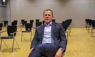 In der Ilex-Halle verfolgte Bernd Rührup (SPD) die Ergebnisse der Bürgermeisterwahl. - Noah Brümmelhorst In der Ilex-Halle verfolgte Bernd Rührup (SPD) die Ergebnisse der Bürgermeisterwahl. - Noah Brümmelhorst