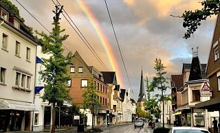Am Ende des Regenbogens wartet die neue Linie 1 - irgendwo hinter Bartholomäuskirche in Brackwede. - Susanne Lahr Am Ende des Regenbogens wartet die neue Linie 1 - irgendwo hinter Bartholomäuskirche in Brackwede. - Susanne Lahr