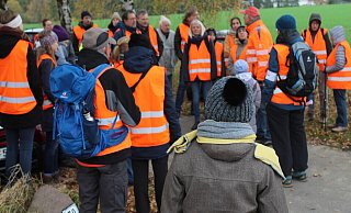 Etwa 30 Teilnehmer starteten zur Elf-Kilometer langen Wanderung in Elverdissen an der Kampstraße. Ziel war der Golfclub in Herford. - Anastasia von Fugler Etwa 30 Teilnehmer starteten zur Elf-Kilometer langen Wanderung in Elverdissen an der Kampstraße. Ziel war der Golfclub in Herford. - Anastasia von Fugler