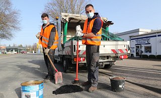 In der Lüre kümmern sich Alexander Hölting (l.) und Marvin Köhne it Kaltasphalt um ein Schlagloch in der Fahrbahn. - Simone Flörke In der Lüre kümmern sich Alexander Hölting (l.) und Marvin Köhne it Kaltasphalt um ein Schlagloch in der Fahrbahn. - Simone Flörke