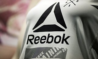 Das Reebok-Logo auf einem Shirt. (Archivbild) - Daniel Karmann/dpa Das Reebok-Logo auf einem Shirt. (Archivbild) - Daniel Karmann/dpa