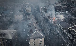 Zerstörte Häuserreihen: Der Kampf um Bachmut wird besonders erbittert geführt - für die Ukraine geht es um einen wichtigen Transportweg. - Libkos/AP/dpa Zerstörte Häuserreihen: Der Kampf um Bachmut wird besonders erbittert geführt - für die Ukraine geht es um einen wichtigen Transportweg. - Libkos/AP/dpa