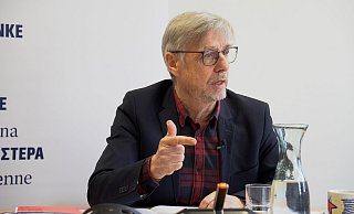 Walter Baier, Vorsitzender der Europäischen Linken, will mit Forderungen nach bezahlbarem Wohnraum, kostenlosem Zugang zu Bildung, Gesundheitsvorsorge und öffentlichem Nahverkehr im Europawahlkampf punkten. - Mirko Paradiso/European Newsroom/dpa Walter Baier, Vorsitzender der Europäischen Linken, will mit Forderungen nach bezahlbarem Wohnraum, kostenlosem Zugang zu Bildung, Gesundheitsvorsorge und öffentlichem Nahverkehr im Europawahlkampf punkten. - Mirko Paradiso/European Newsroom/dpa