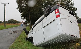 Der Sprinter wurde wurde nach dem Unfall in Stemwede abgeschleppt. - Polizei Minden-Lübbecke Der Sprinter wurde wurde nach dem Unfall in Stemwede abgeschleppt. - Polizei Minden-Lübbecke