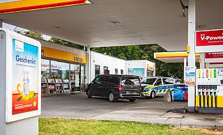 Nach dem ungewöhnlichen Raubüberfall auf die Shell-Tankstelle stehen Kripo und Polizei am Tatort. - Mike-Dennis Müller Nach dem ungewöhnlichen Raubüberfall auf die Shell-Tankstelle stehen Kripo und Polizei am Tatort. - Mike-Dennis Müller