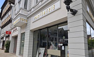 Bei einem Einbruch in eine Parfümerie in Höxter erbeutete ein Unbekannter Düfte und Parfüms im Gesamtwert von rund 10.000 Euro. - Svenja Ludwig Bei einem Einbruch in eine Parfümerie in Höxter erbeutete ein Unbekannter Düfte und Parfüms im Gesamtwert von rund 10.000 Euro. - Svenja Ludwig