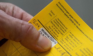 Geimpft oder nicht geimpft? Das ist in vielen Unternehmen die große Frage. Bis jetzt haben Arbeitnehmerinnen und Arbeitnehmer das gesetzliche Recht, dass die Antwort darauf ihre Privatsache ist. - picture alliance/dpa Geimpft oder nicht geimpft? Das ist in vielen Unternehmen die große Frage. Bis jetzt haben Arbeitnehmerinnen und Arbeitnehmer das gesetzliche Recht, dass die Antwort darauf ihre Privatsache ist. - picture alliance/dpa