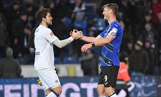 Fabian Klos (r.) begrüßt unter anderem den Keeper von Manchester City, Stefan Ortega, zu seinem Abschiedsspiel. - imago images/Team 2 Fabian Klos (r.) begrüßt unter anderem den Keeper von Manchester City, Stefan Ortega, zu seinem Abschiedsspiel. - imago images/Team 2