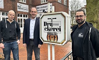 Claus Brinkmann (v. l.), Sebastian Birke und André Siekmeier bereiten derzeit den 40. Geburtstags des Begegnungszentrums Druckerei vor. - Nicole Sielermann Claus Brinkmann (v. l.), Sebastian Birke und André Siekmeier bereiten derzeit den 40. Geburtstags des Begegnungszentrums Druckerei vor. - Nicole Sielermann