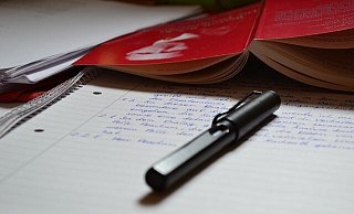Schüler Marlon Becker wollte zum Ende des Schulhalbjahres vom Kreisgymnasium Halle auf die Gesamtschule Halle wechseln und sich dabei gleichzeitig eine Klasse tiefer einstufen lassen. - Symbolfoto/ Pixabay Schüler Marlon Becker wollte zum Ende des Schulhalbjahres vom Kreisgymnasium Halle auf die Gesamtschule Halle wechseln und sich dabei gleichzeitig eine Klasse tiefer einstufen lassen. - Symbolfoto/ Pixabay
