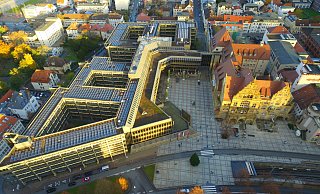 1.499 Beamtinnen und Beamte arbeiten unter anderem in Neuen und Alten Rathaus. Etliche sind kürzlich befördert worden. Darüber streiten FDP und die Gewerkschaft Komba. - Jens Reddeker 1.499 Beamtinnen und Beamte arbeiten unter anderem in Neuen und Alten Rathaus. Etliche sind kürzlich befördert worden. Darüber streiten FDP und die Gewerkschaft Komba. - Jens Reddeker