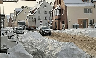 Die Situation in Dalhausen ist ohnehin schon eng, durch die Schneemassen hat sich die Lage an der Ortsdurchfahrt allerdings dramatisch verschlechtert. - Britta Waldeyer Die Situation in Dalhausen ist ohnehin schon eng, durch die Schneemassen hat sich die Lage an der Ortsdurchfahrt allerdings dramatisch verschlechtert. - Britta Waldeyer