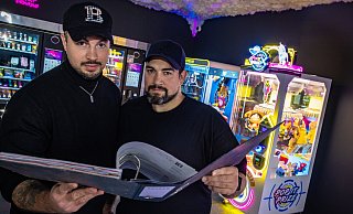 Sami Domnick (l.) und sein Bruder Benjamin Domnick in ihrem Timeless-Kiosk. Der Aktenordner enthält zahlreiche Klage- und Mahnschreiben des Bielefelder Ordnungsamtes. - Mike-Dennis Müller Sami Domnick (l.) und sein Bruder Benjamin Domnick in ihrem Timeless-Kiosk. Der Aktenordner enthält zahlreiche Klage- und Mahnschreiben des Bielefelder Ordnungsamtes. - Mike-Dennis Müller