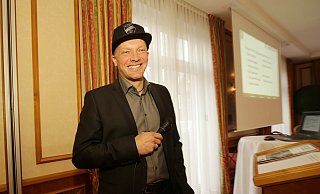 Modell: Der 1. Vorsitzende Raimund Bertels empfiehlt den Anhängern des SC Verl in diesem Jahr ein Vereins-Käppi als Weihnachtsgeschenk. - Henrik Martinschledde Modell: Der 1. Vorsitzende Raimund Bertels empfiehlt den Anhängern des SC Verl in diesem Jahr ein Vereins-Käppi als Weihnachtsgeschenk. - Henrik Martinschledde