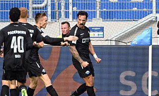 Adriano Grimaldi und seine Kollegen bejubeln den SCP-Treffer zum 0:1. - dpa Adriano Grimaldi und seine Kollegen bejubeln den SCP-Treffer zum 0:1. - dpa