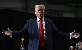 Der republikanische Präsidentschaftskandidat und ehemalige US-Präsident Donald Trump kommt zu einer Wahlkampfveranstaltung im Riverfront Sports. +++ dpa-Bildfunk +++ - picture alliance/dpa/AP Der republikanische Präsidentschaftskandidat und ehemalige US-Präsident Donald Trump kommt zu einer Wahlkampfveranstaltung im Riverfront Sports. +++ dpa-Bildfunk +++ - picture alliance/dpa/AP