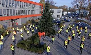 Die Aktion auf dem Firmenparkplatz in Gütersloh wurde mit einer Drohne gefilmt. - Hagedorn Die Aktion auf dem Firmenparkplatz in Gütersloh wurde mit einer Drohne gefilmt. - Hagedorn