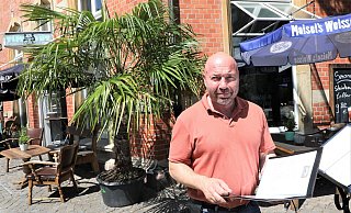 Frank Förster vor dem Time-out am Eingang zur Warburger Hauptstraße. Drinnen sorgt das Ambiente bei Gästen öfter mal für Überraschungsmomente. - Simone Flörke Frank Förster vor dem Time-out am Eingang zur Warburger Hauptstraße. Drinnen sorgt das Ambiente bei Gästen öfter mal für Überraschungsmomente. - Simone Flörke