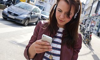 Ein weiblicher Smombie mit Kopfhörer. Der Blick aufs Handy, die Ohren mit Musik beschallt. So ist man im Straßenverkehr besonders in Gefahr. - Symbolfoto: picture alliance / dpa Ein weiblicher Smombie mit Kopfhörer. Der Blick aufs Handy, die Ohren mit Musik beschallt. So ist man im Straßenverkehr besonders in Gefahr. - Symbolfoto: picture alliance / dpa