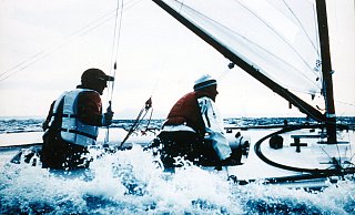 Der 1986 verstorbene Paderborner Computerunternehmer Heinz Nixdorf (l.) und sein Vorschoter Josef Pieper haben in der Starboot-Klasse an 16 Weltmeisterschaften teilgenommen. - HNF-Archiv Der 1986 verstorbene Paderborner Computerunternehmer Heinz Nixdorf (l.) und sein Vorschoter Josef Pieper haben in der Starboot-Klasse an 16 Weltmeisterschaften teilgenommen. - HNF-Archiv