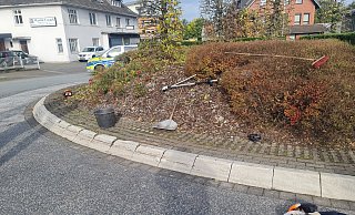 Am Kreisverkehr an der Hauptstraße ist ein Mitarbeiter des Bauhofs von einem Auto erfasst worden. - Andreas Eickhoff Am Kreisverkehr an der Hauptstraße ist ein Mitarbeiter des Bauhofs von einem Auto erfasst worden. - Andreas Eickhoff