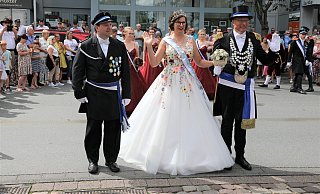 Peter Riepe (r.) führte seine schöne Königin Karin Latzel am Montagnachmittag durch die vollen Beverunger Straßen. - Simone Flörke Peter Riepe (r.) führte seine schöne Königin Karin Latzel am Montagnachmittag durch die vollen Beverunger Straßen. - Simone Flörke