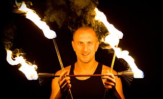 Die Künstler von Feuerflut zeigen nicht nur ihre Kunst, sondern laden auch Kinder zum Ausprobieren ein. - Feuerflut Die Künstler von Feuerflut zeigen nicht nur ihre Kunst, sondern laden auch Kinder zum Ausprobieren ein. - Feuerflut