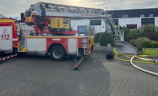 In Jöllenbeck löschte die Feuerwehr am Samstagnachmittag einen Schornsteinbrand. - Paul Brinkmann In Jöllenbeck löschte die Feuerwehr am Samstagnachmittag einen Schornsteinbrand. - Paul Brinkmann