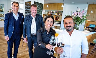 Philipp Dees (l.) und Christian Feldbausch heißen Songül und Cetin Atalay als Clubgastronomen willkommen. - Barbara Franke Philipp Dees (l.) und Christian Feldbausch heißen Songül und Cetin Atalay als Clubgastronomen willkommen. - Barbara Franke