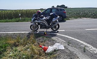 Ein 44-jähriger Kradfahrer wurde am Freitagnachmittag schwer verletzt. Ein BMW-Fahrer hatte an der Kreuzung der L 953/K 43 bei der Fahrt in Richtung Hampenhausen die Vorfahrt missachtet. - Hermann Ludwig Ein 44-jähriger Kradfahrer wurde am Freitagnachmittag schwer verletzt. Ein BMW-Fahrer hatte an der Kreuzung der L 953/K 43 bei der Fahrt in Richtung Hampenhausen die Vorfahrt missachtet. - Hermann Ludwig