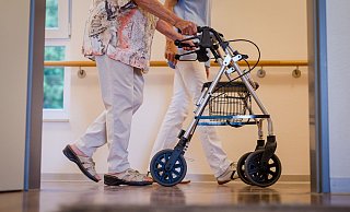 Anfang 2022 eingeführte Entlastungszuschläge für Pflegeheimbwohnerinnen und -bewohner sollen zum 1. Januar 2024 erhöht werden. dadurch soll der Eigenanteil für die reine Pflege gedrückt werden. - Christoph Schmidt/dpa Anfang 2022 eingeführte Entlastungszuschläge für Pflegeheimbwohnerinnen und -bewohner sollen zum 1. Januar 2024 erhöht werden. dadurch soll der Eigenanteil für die reine Pflege gedrückt werden. - Christoph Schmidt/dpa