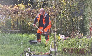 Sachverständiger Maik Menke nimmt in einem Garten in Hunnebrock eine Bodenprobe. In dieser werden jetzt Stoffe wie Öl, Lack oder Lösungsmittel gesucht. - Florian Weyand Sachverständiger Maik Menke nimmt in einem Garten in Hunnebrock eine Bodenprobe. In dieser werden jetzt Stoffe wie Öl, Lack oder Lösungsmittel gesucht. - Florian Weyand